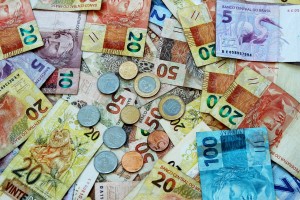 ECONOMIA: do IPTU ao IPVA brasileiros têm pilha de contas para pagar no início do ano